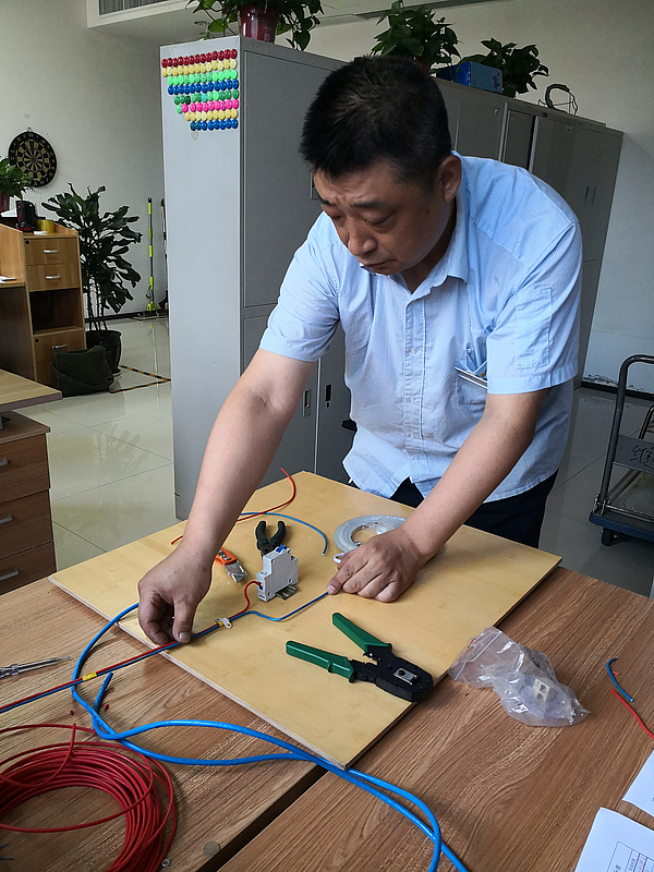 工程人員現場連接燈盤.jpg 工程人員現場連接燈盤.jpg